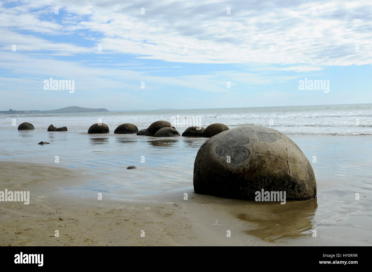 Die Moeraki Boulders am Koekohe Strand auf der Otago Küste von Neuseelands Südinsel. Sie sind eine beliebte Touristenattraktion für diese Reisen SH1 Stockfoto