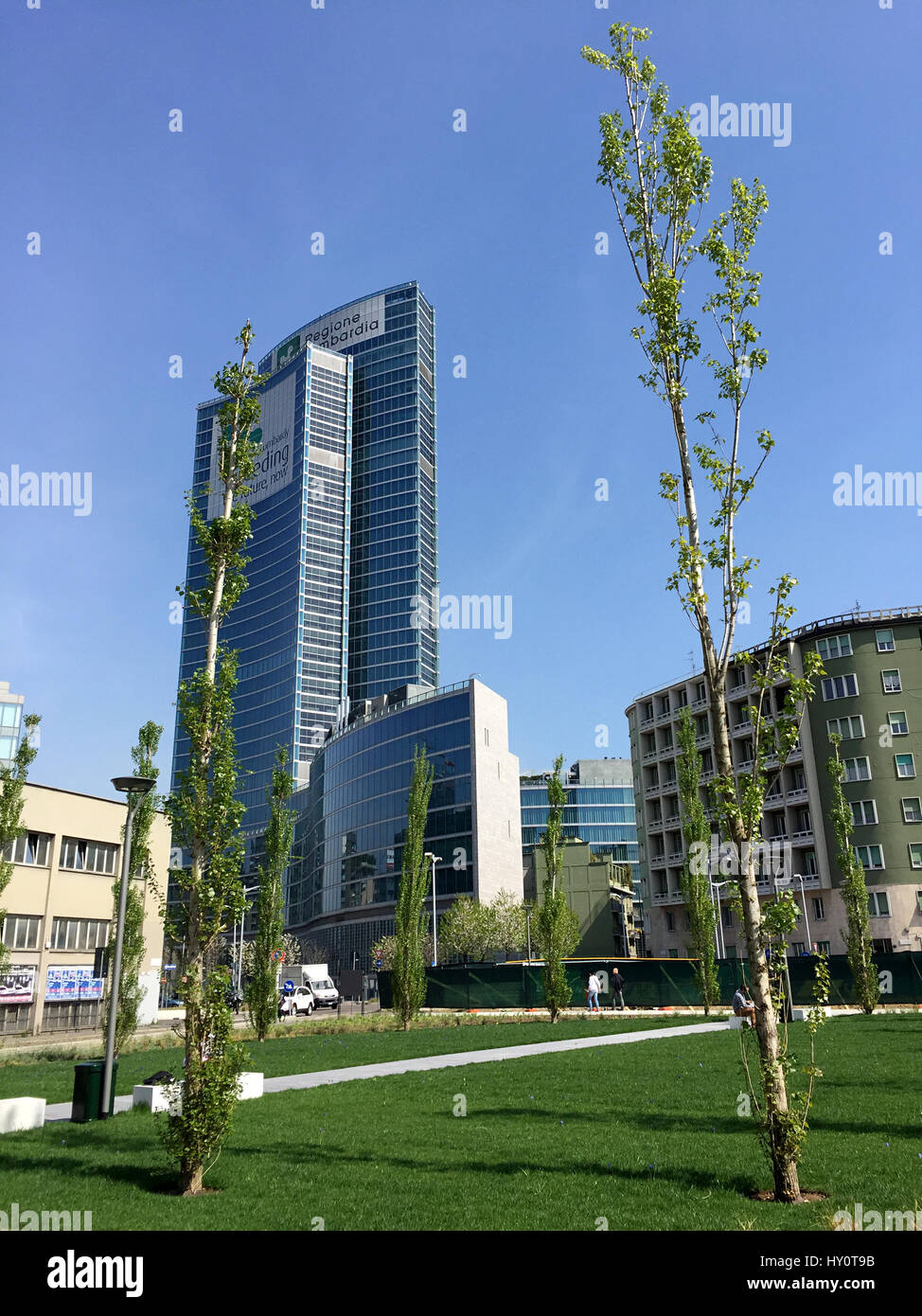 Bibliothek der Bäume, der neue Milan-Park mit Blick auf den Palazzo della Regione Lombardia, Wolkenkratzer. 29. März 2017. Stockfoto