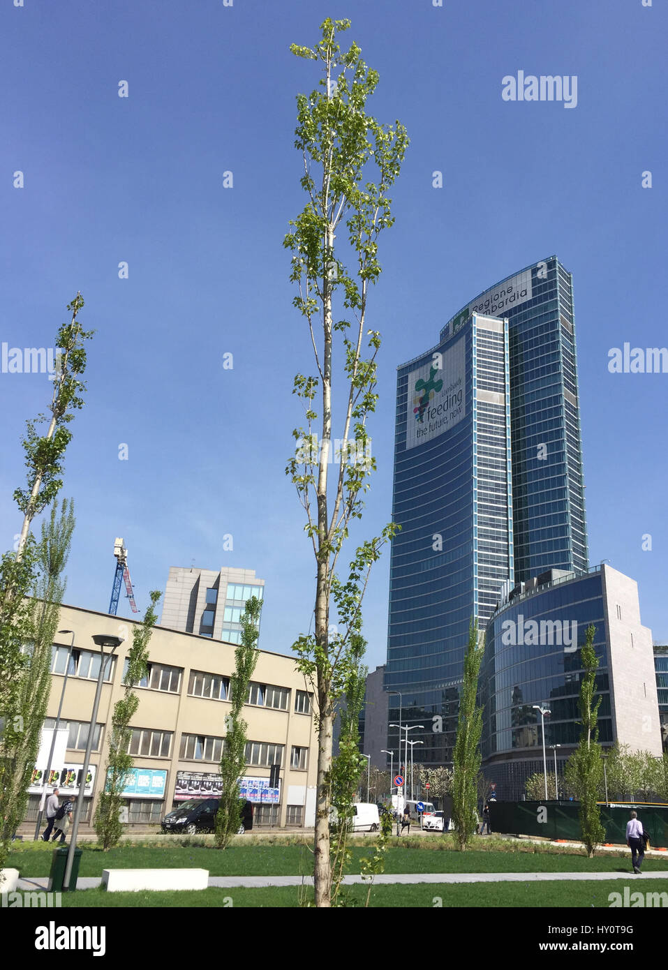 Bibliothek der Bäume, der neue Milan-Park mit Blick auf den Palazzo della Regione Lombardia, Wolkenkratzer. 29. März 2017. Stockfoto