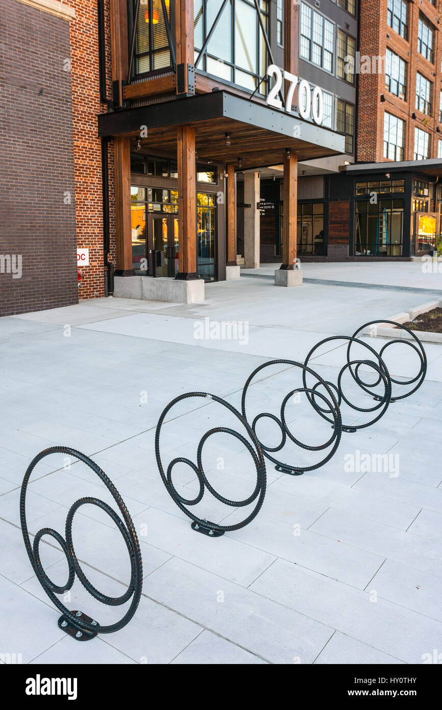 Schön gestaltete Fahrradständer in der Nähe von Eingang des neu errichteten gemischt genutzten Wohn- und Entwicklung des Einzelhandels. Stockfoto