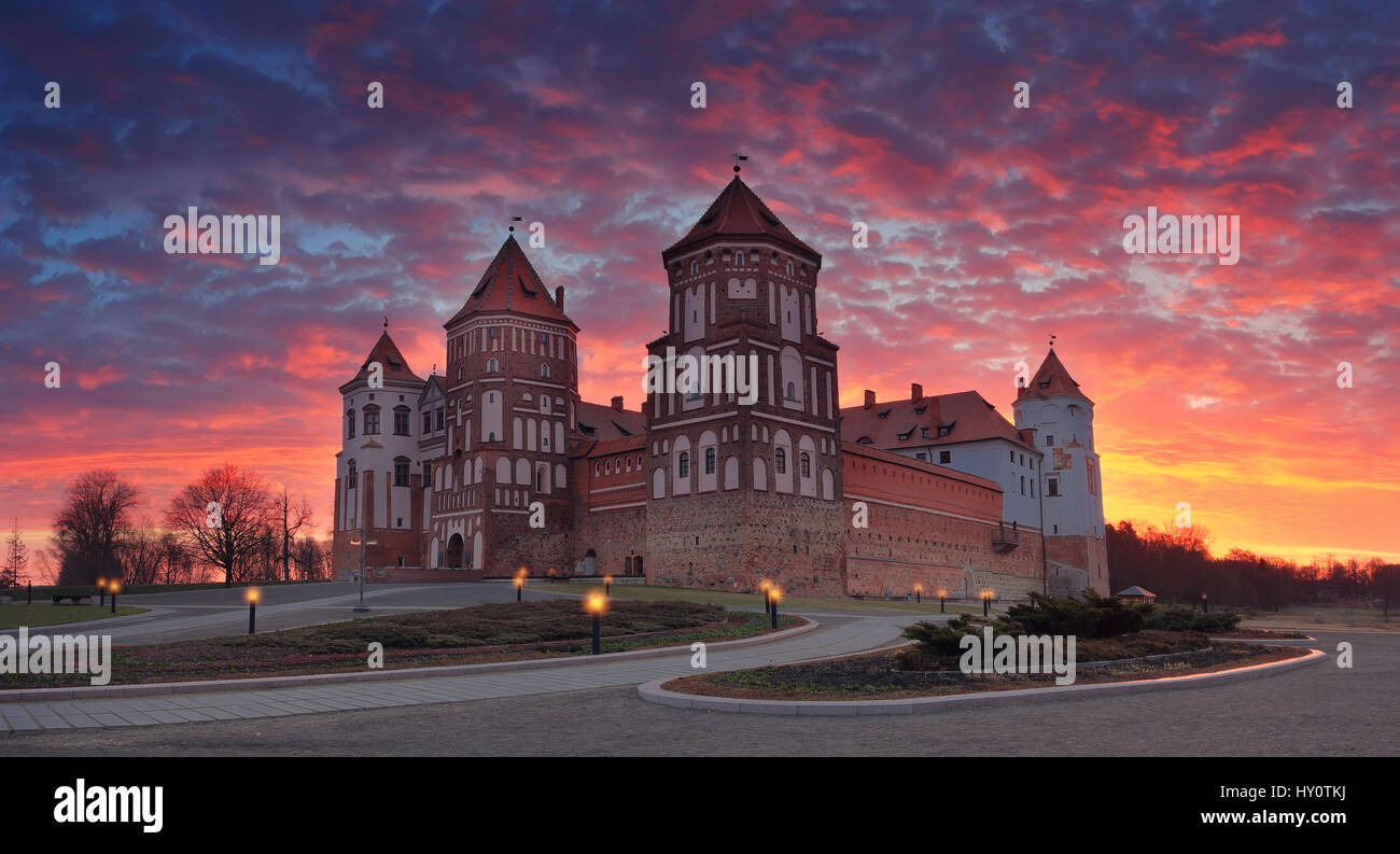 Burg auf bunte Morgen Himmelshintergrund. Wunderschönen Sonnenaufgang über dem Schloss. Hellen Morgenhimmel in der Roten Sonne. Schönen guten Morgen Hintergrund. Stockfoto