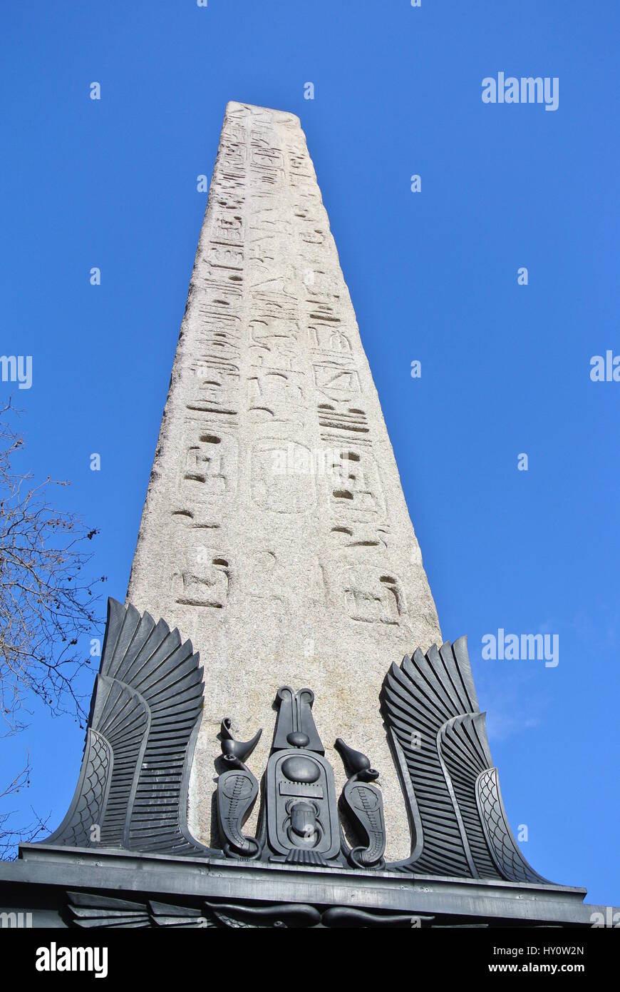 Der Obelisk, bekannt als Kleopatras Nadel, London, England Stockfoto
