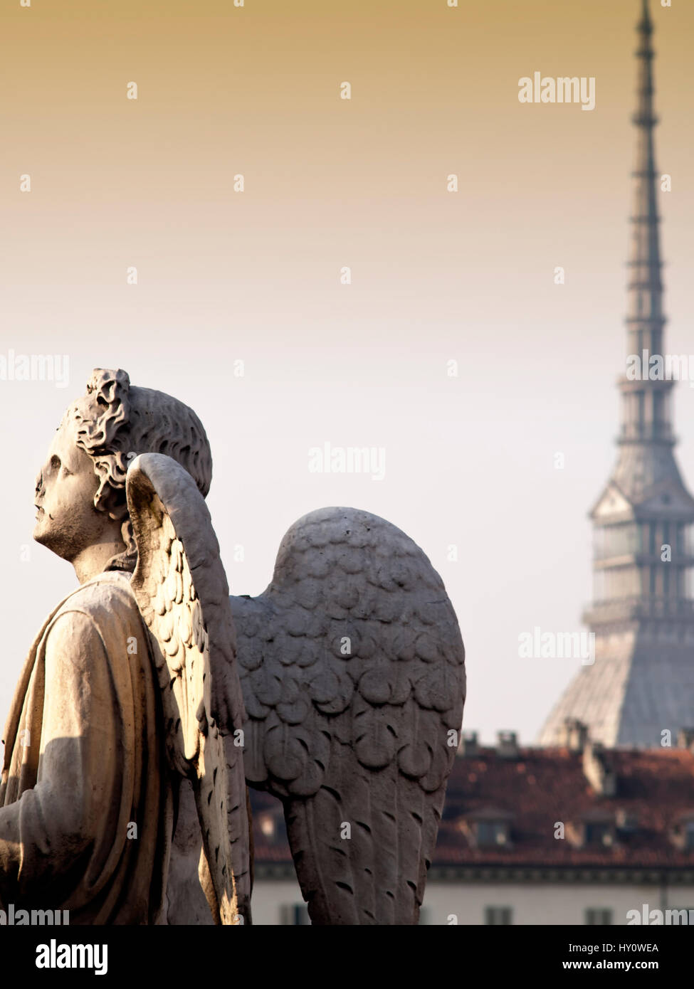 Engel bei Sonnenuntergang beobachten der Stadt Turin, Italien Stockfoto