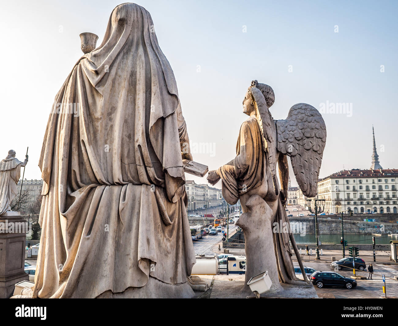 Engel bei Sonnenuntergang beobachten der Stadt Turin, Italien Stockfoto