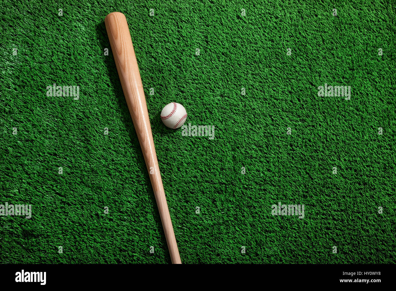 Ein Baseball und Fledermaus auf grünen Rasen von oben gesehen Stockfoto