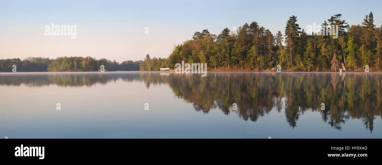 Ein Panorama von einem typischen nördlichen Minnesota Seeufer an einem ruhigen Morgen im Frühjahr Stockfoto