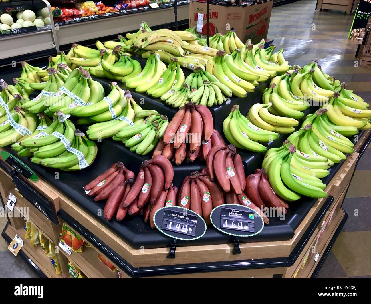 Sortiment von Bananen in der Gemüseabteilung Stockfoto