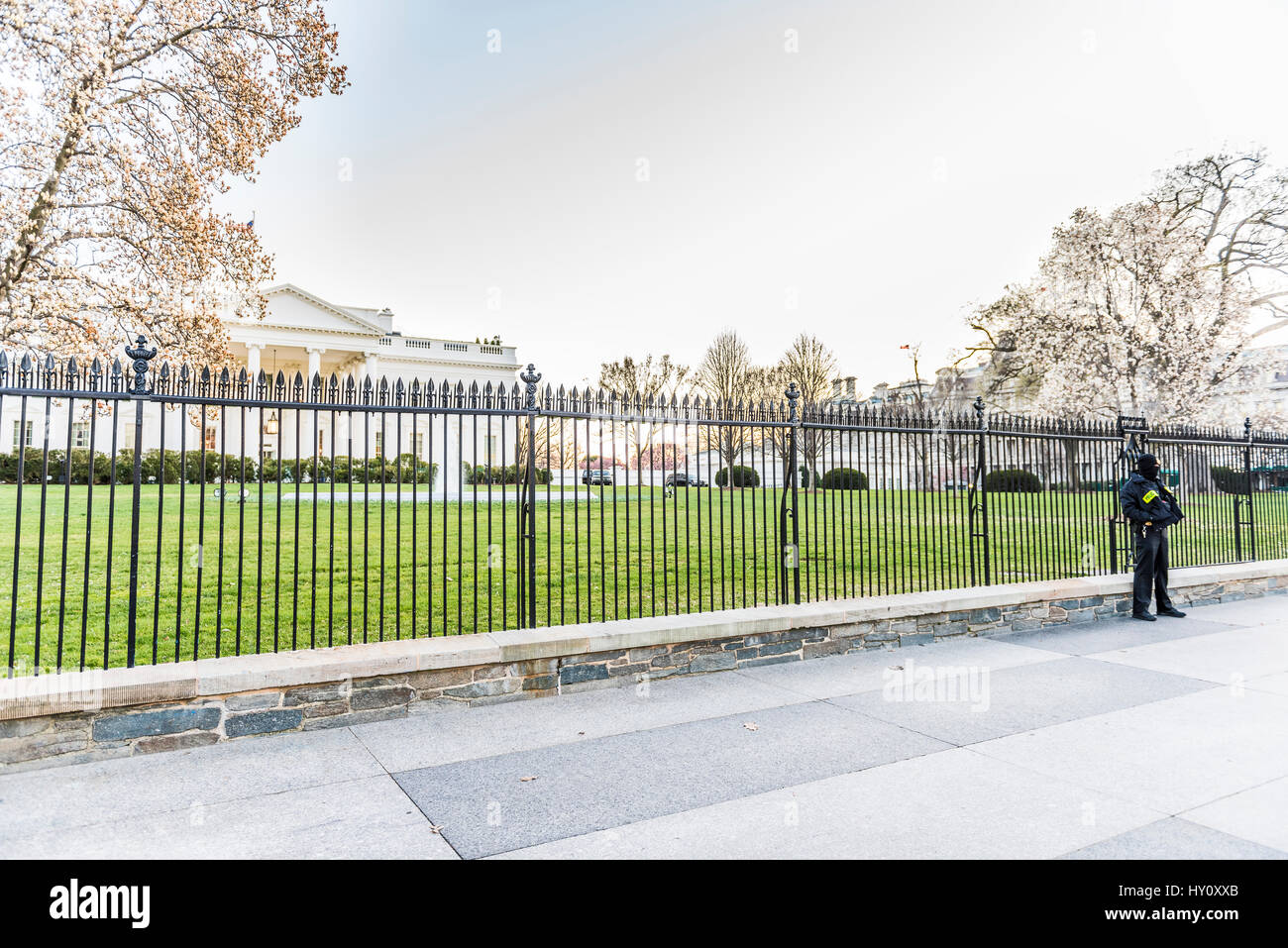 Washington DC, USA - 4. März 2017: Weißes Haus mit Geheimdienst-Polizist mit Zaun schützen Stockfoto