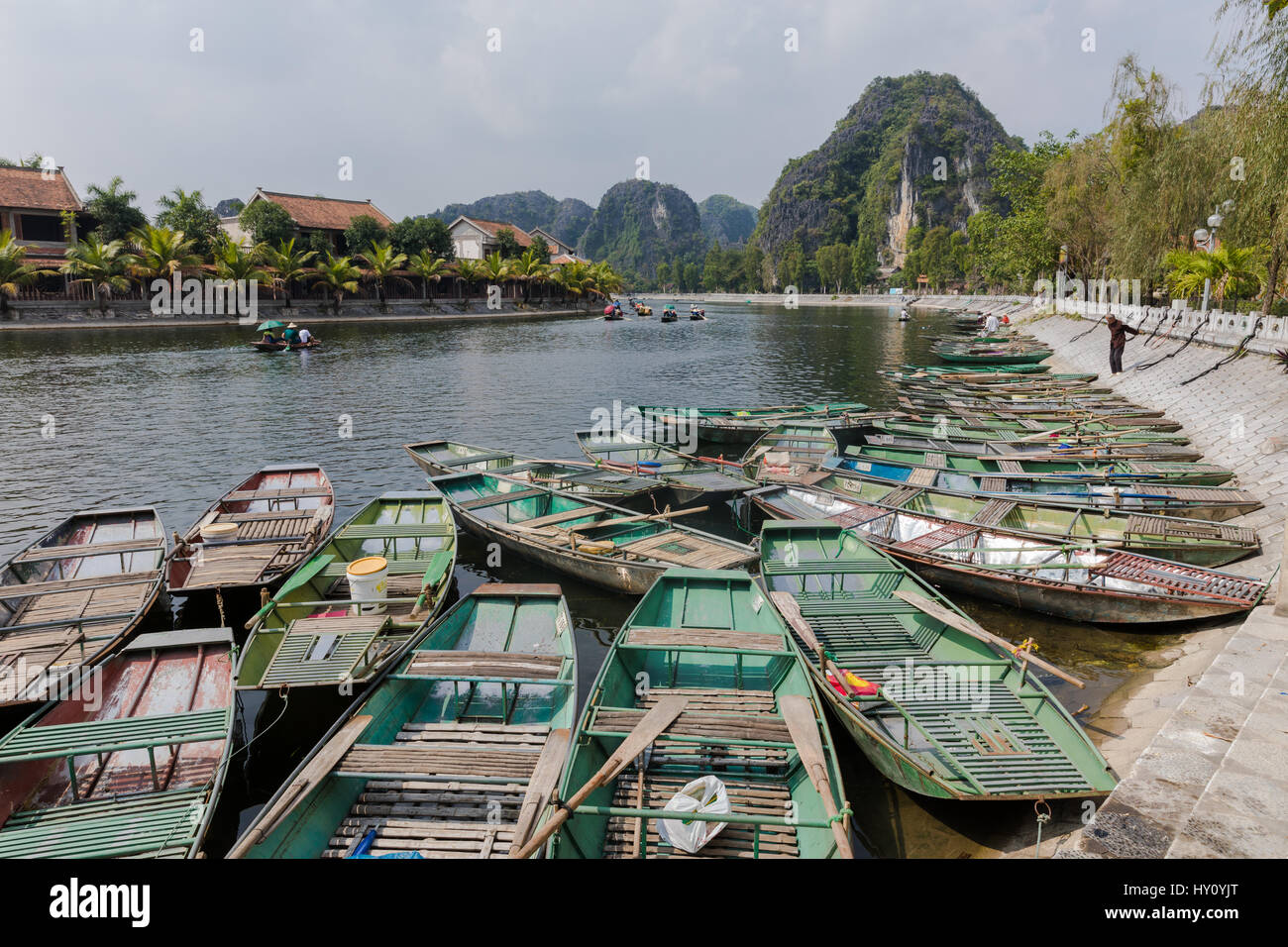 Boote in Tam Coc wharf, Provinz Ninh Binh, Vietnam Stockfoto