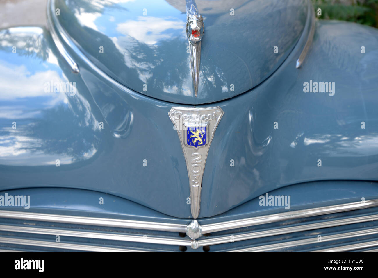 Motorhaube oder Haube eines französischen Veteran oder Oldtimer Peugeot 203 Auto oder Auto in Frankreich zwischen 1948 und 1960 produziert Stockfoto