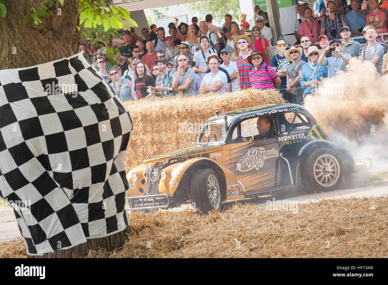 Goodwood, UK - 13. Juli 2013: Staubige Fahrzeug Donuts durchgeführt von Experten Stuntfahrer Terry Grant beim Festival of Speed Event statt in Goodwood, UK Stockfoto
