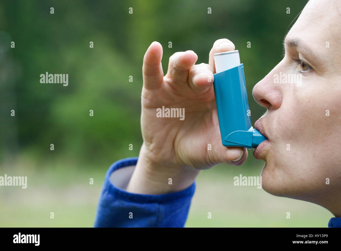 Asthma-Patienten Einatmen von Medikamenten zur Behandlung von Atemnot und Keuchen. Chronische Krankheit-Steuerung, induzierte Allergie Asthma Heilmittel und chronische p Stockfoto