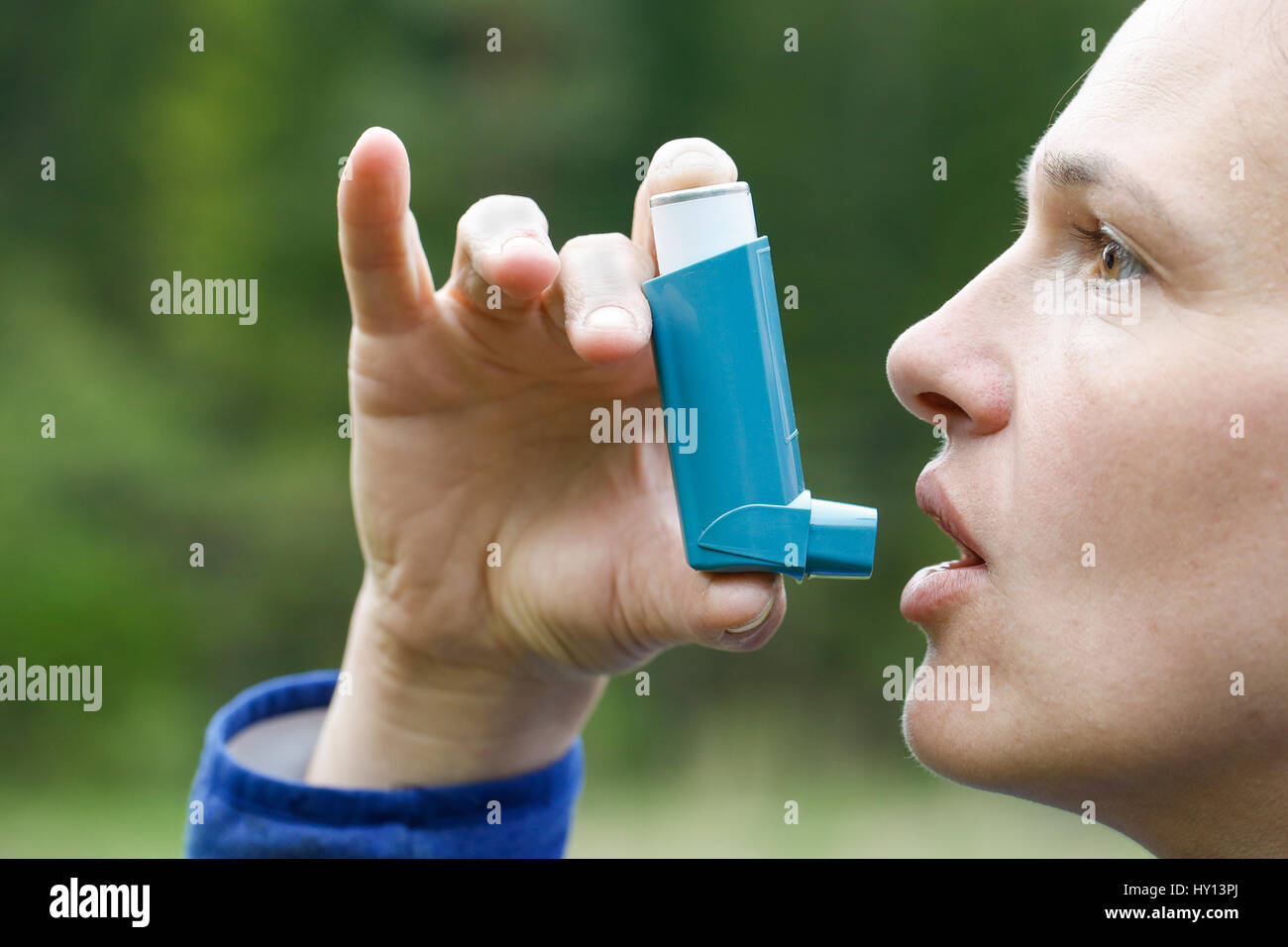 Asthma-Patienten Einatmen von Medikamenten zur Behandlung von Atemnot und Keuchen. Chronische Krankheit-Steuerung, induzierte Allergie Asthma Heilmittel und chronische p Stockfoto