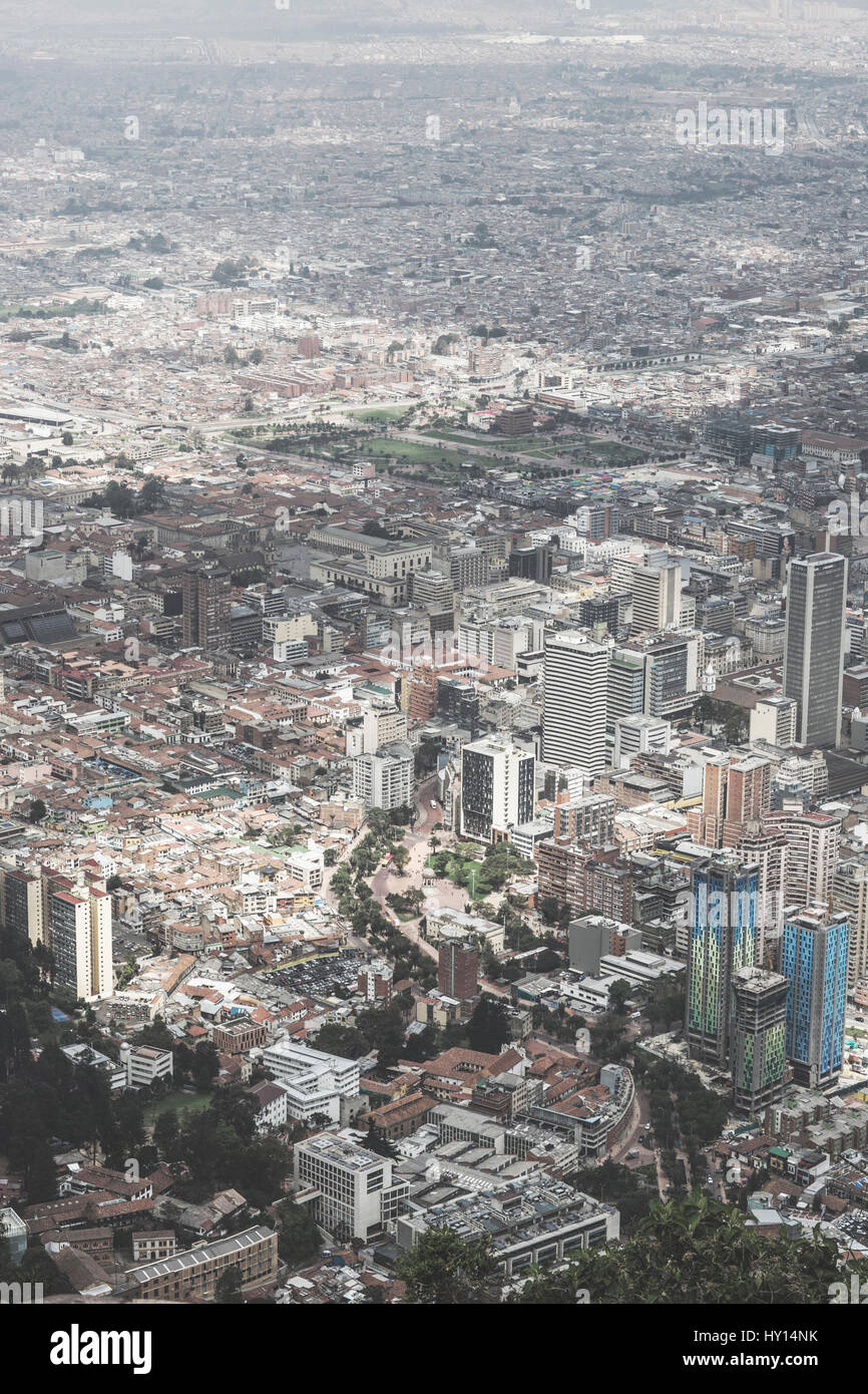 Der Blick vom Cerro de Monserrate über der Stadt Bogota, die Hauptstadt und größte Stadt von Kolumbien ist. Bogota ist die zweit-höchste Hauptstadt Stockfoto