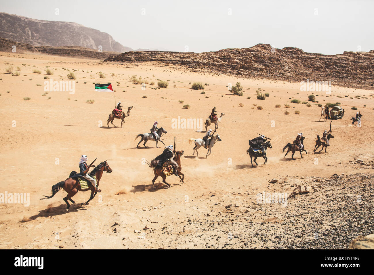 Krieger auf Pferden aus der "Wadi Rum" Show von Jordanien Erbe Revival Company (JHRC). Ziel ist es, einzigartige kulturelle Erfahrung für Touristen zu bauen Stockfoto