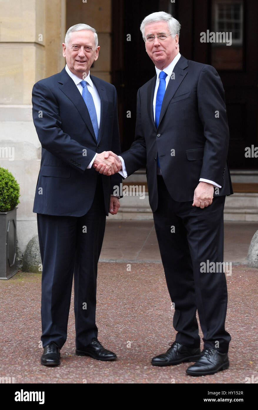 Sir Michael Fallon (rechts) begrüßt uns Defence Secretary James Mattis im Lancaster House in London. Stockfoto