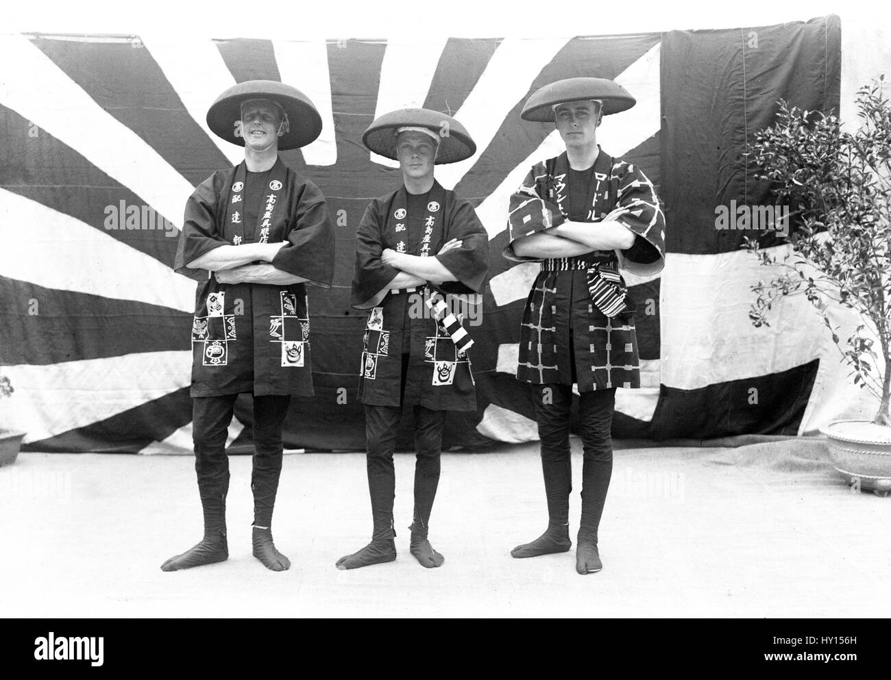 Der Prinz von Wales, Lord Louis Mountbatten (R) und Kapitän Metcalfe (l) in das Kostüm des japanischen Kulis. Stockfoto