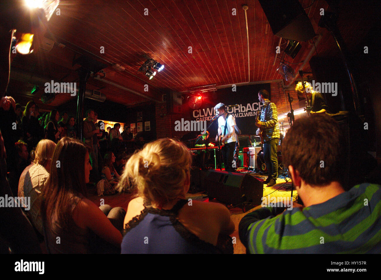 Menschen, die gerade einer live-Band im kleinen Ivor Club, Cardiff Stockfoto