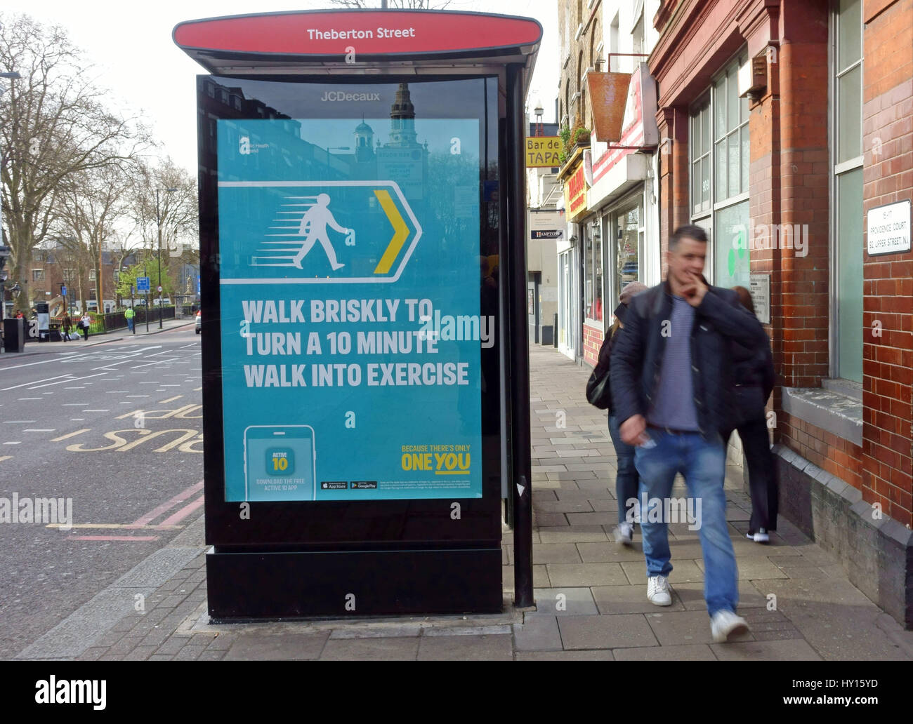 Bushaltestelle-Plakat empfiehlt zügiges gehen für Fitness, London Stockfoto