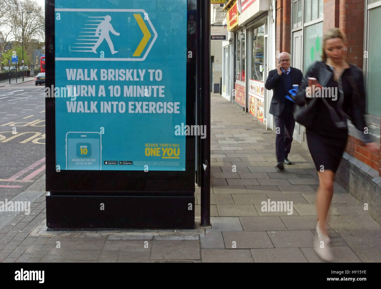 Bushaltestelle-Plakat empfiehlt zügiges gehen für Fitness, London Stockfoto