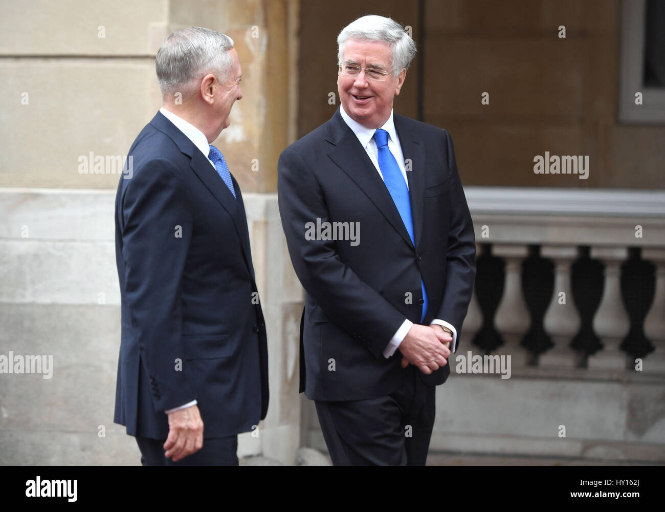 Sir Michael Fallon (rechts) begrüßt uns Defence Secretary James Mattis im Lancaster House in London. Stockfoto