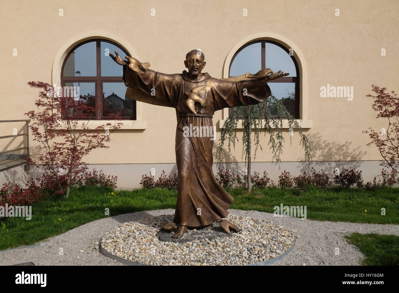 Der Heilige Franziskus von Assisi-Statue vor der Kirche St. Leopold Mandic in Zagreb, Kroatien Stockfoto