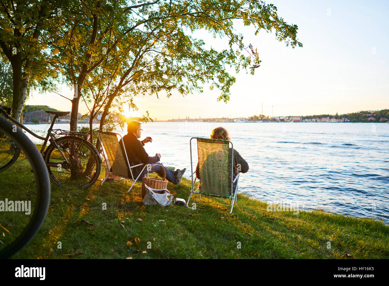 Schweden, Sodermanland, Nacka, paar auf Liegestuhl sitzen und entspannen Stockfoto