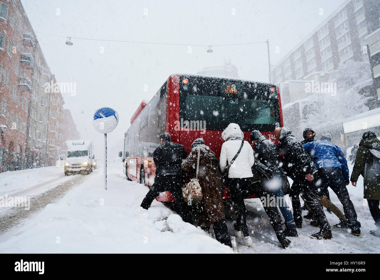 Schweden, Stockholm, Sodermalm, Folkungagatan Menschen drängen Bus im winter Stockfoto