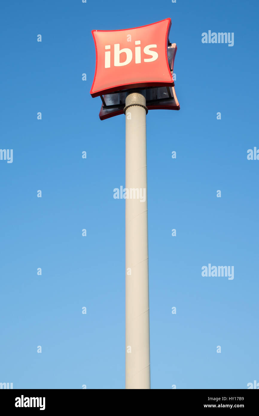 Ibis Hotels Pylon gegen blauen Himmel. Ibis ist eine internationale Hotelkette mit über 1.000 Standorten weltweit. Stockfoto