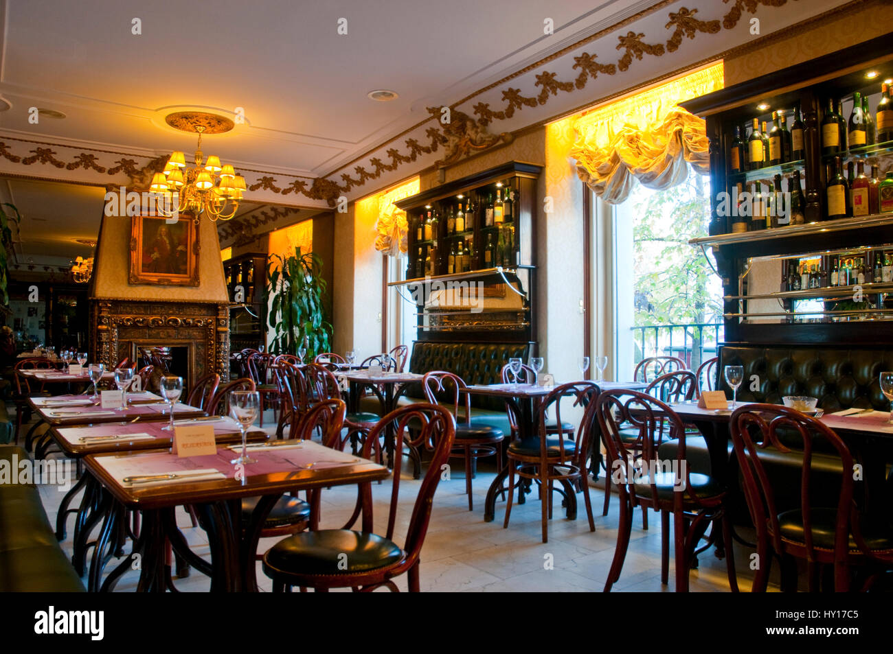 Cafe Restaurant La Botilleria Del Cafe De Oriente Innen Ansicht Madrid Spanien Stockfotografie Alamy