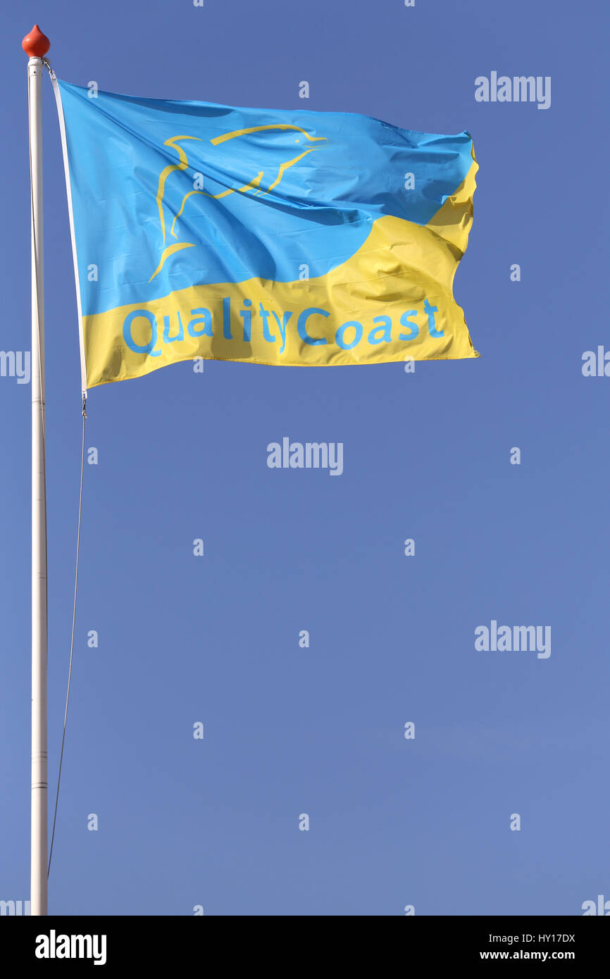 QualityCoast Flagge im Wind. QualityCoast ist die größte internationale Zertifizierungs-Programm für nachhaltigen Tourismus-Destinationen. Stockfoto