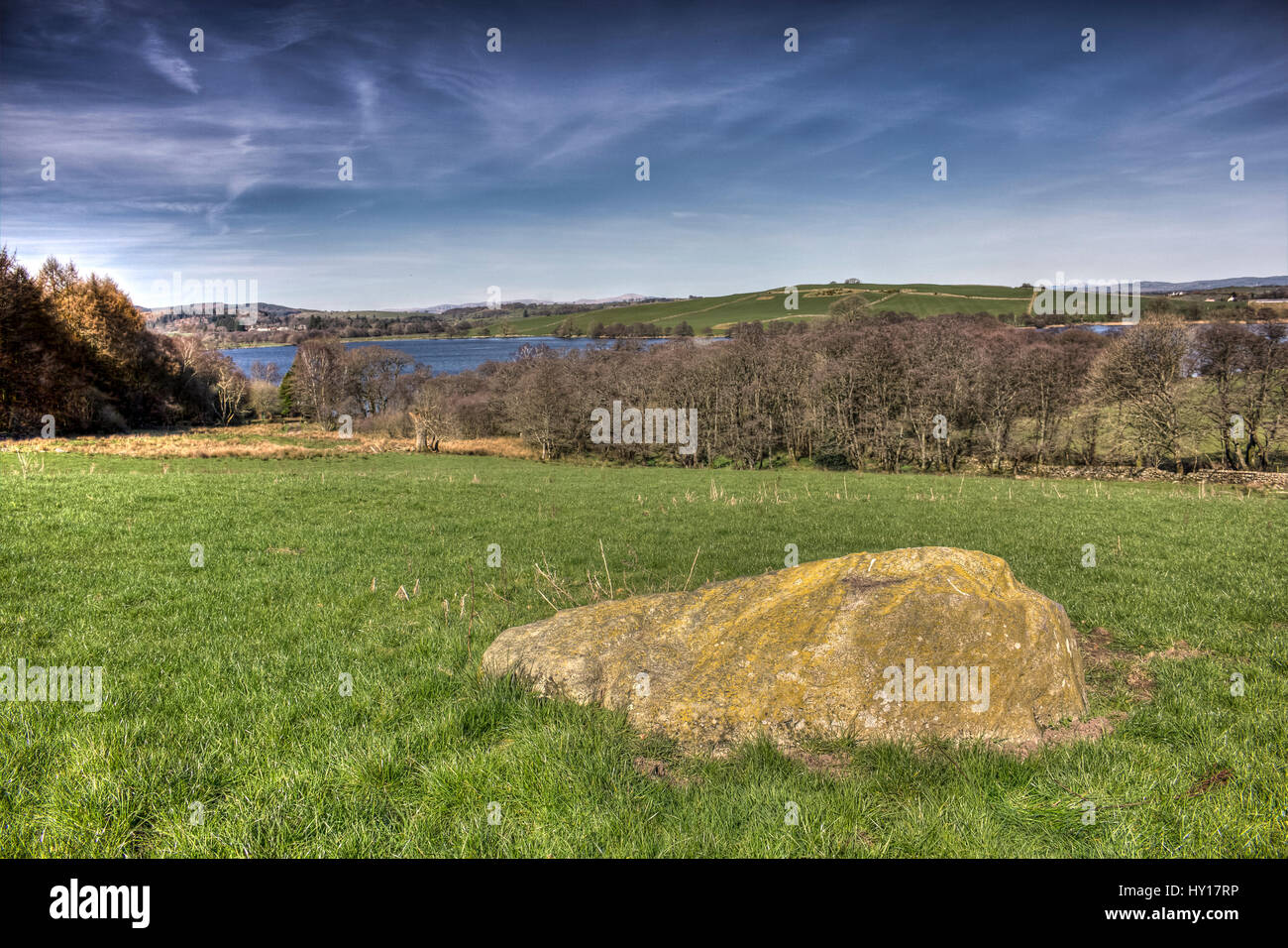 Blick über Loch Kindar mit Rock Vordergrund HDR. Aufgenommen in der Nähe von Ardwell Farm, neue Abtei, Dumfries and Galloway, Schottland, Großbritannien. Stockfoto