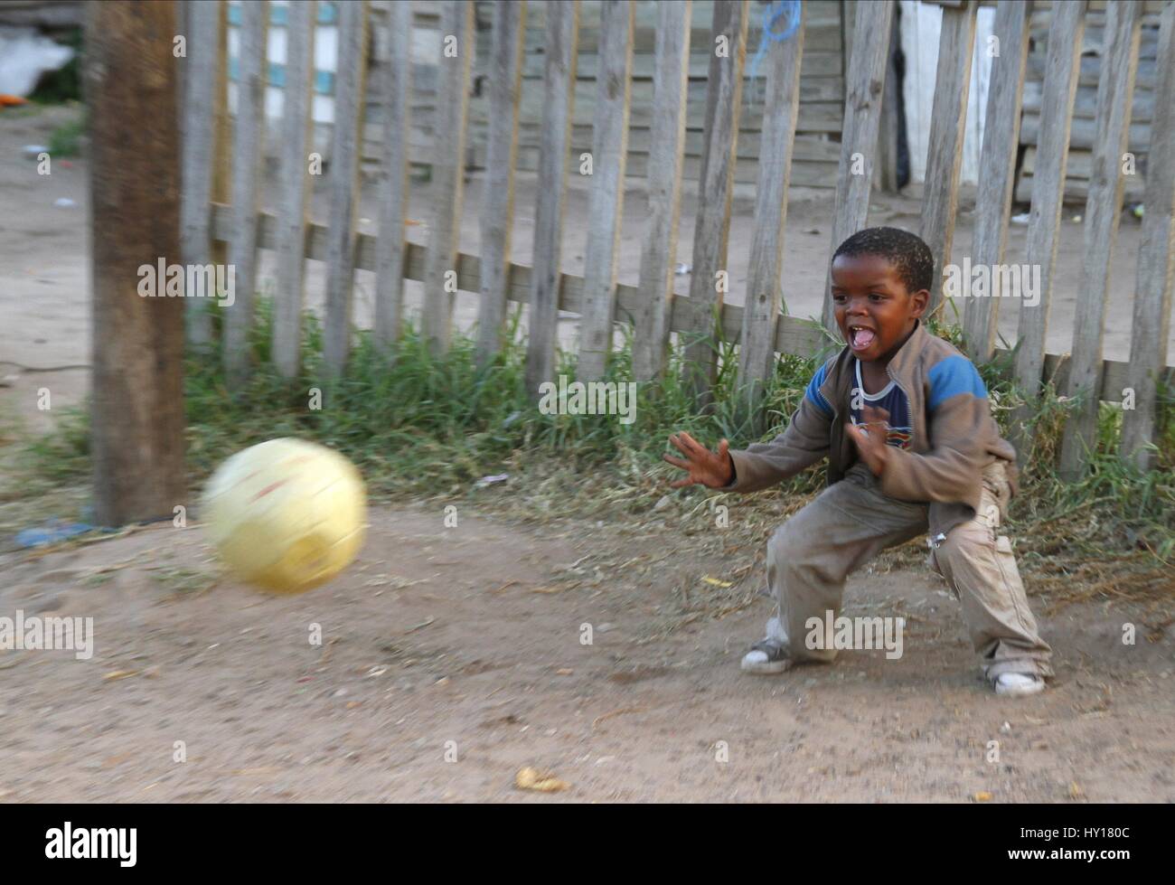 AFRICAN BOY spielt Fußball KWANOKATHULA Süd Afrika KWANOKATHULA Süd Afrika KWANOKATHULA PLETTENBERG BAY Südafrika 05 Jul Stockfoto