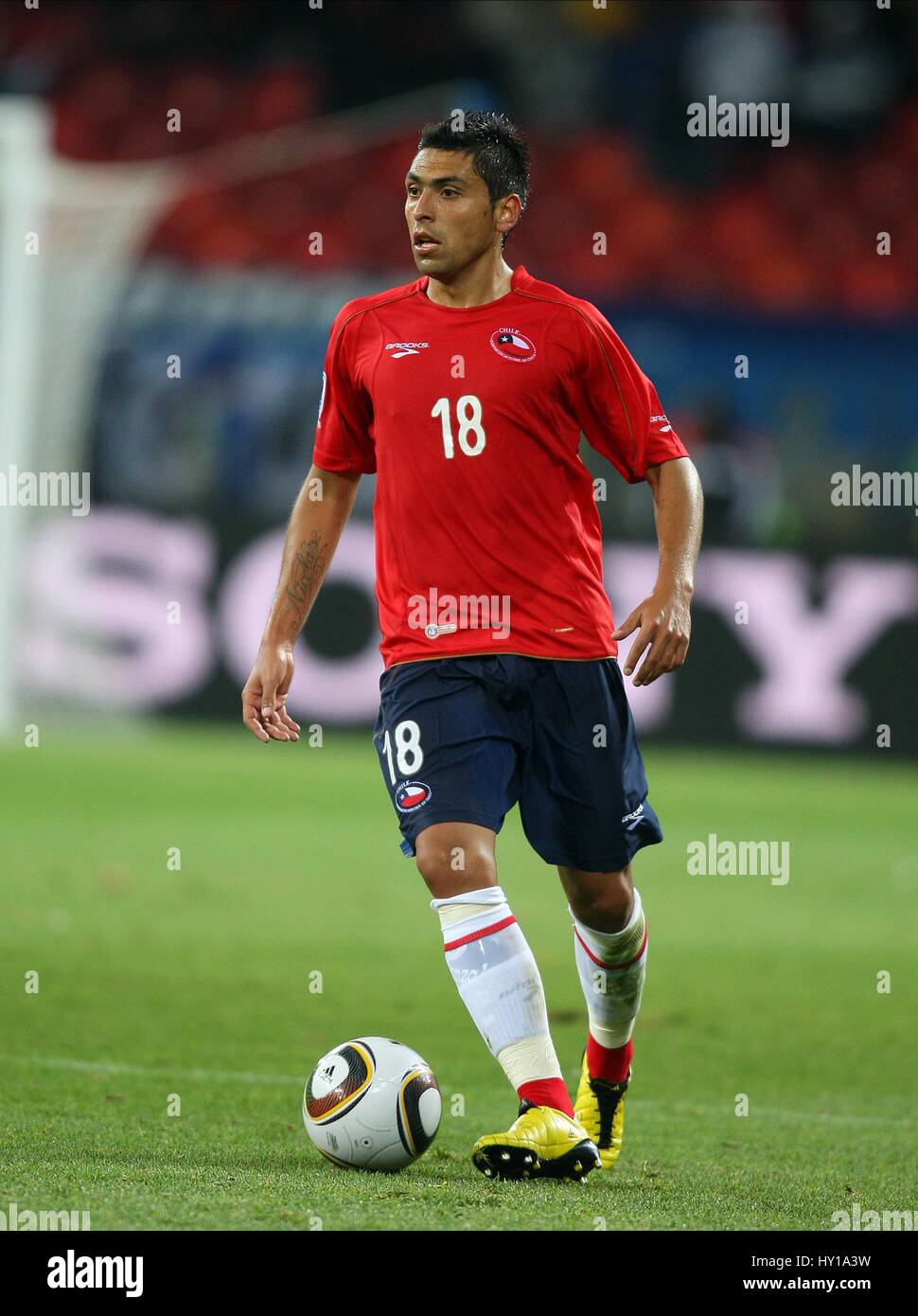 GONZALO JARA CHILE & WEST BROMWICH ALBION FC CHILE & WEST BROMWICH ALBION NELSON MANDELA BAY STADION PORT ELIZABETH SOUTH AFRI Stockfoto