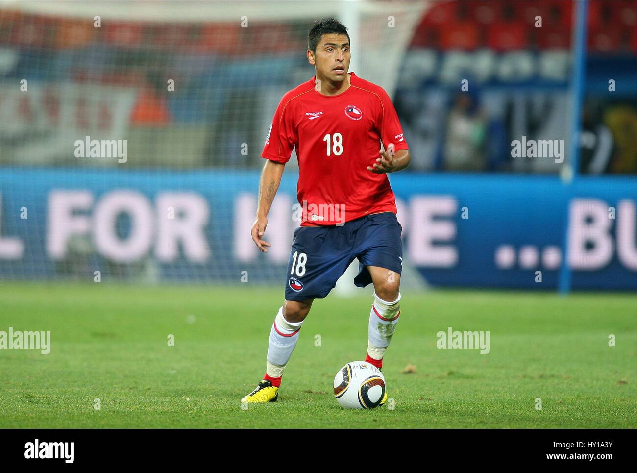 GONZALO JARA CHILE & WEST BROMWICH ALBION FC CHILE & WEST BROMWICH ALBION NELSON MANDELA BAY STADION PORT ELIZABETH SOUTH AFRI Stockfoto