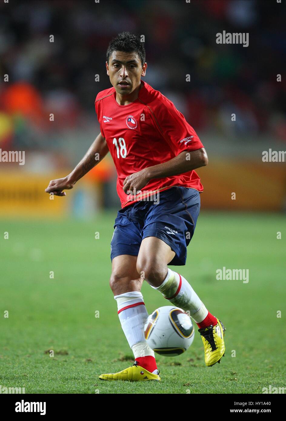 GONZALO JARA CHILE & WEST BROMWICH ALBION FC CHILE & WEST BROMWICH ALBION NELSON MANDELA BAY STADION PORT ELIZABETH SOUTH AFRI Stockfoto