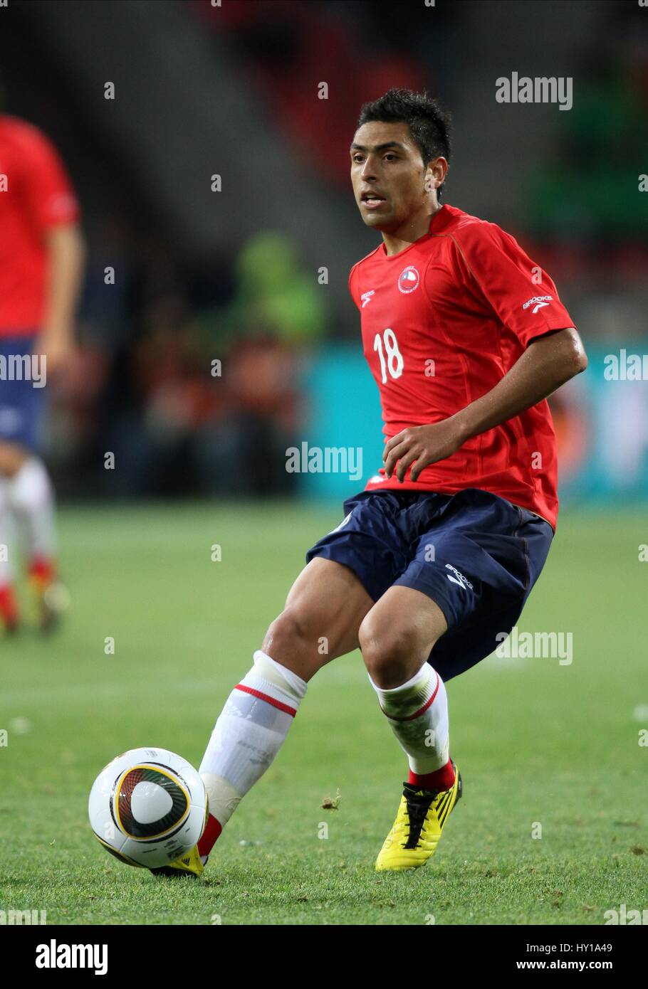 GONZALO JARA CHILE & WEST BROMWICH ALBION FC CHILE & WEST BROMWICH ALBION NELSON MANDELA BAY STADION PORT ELIZABETH SOUTH AFRI Stockfoto