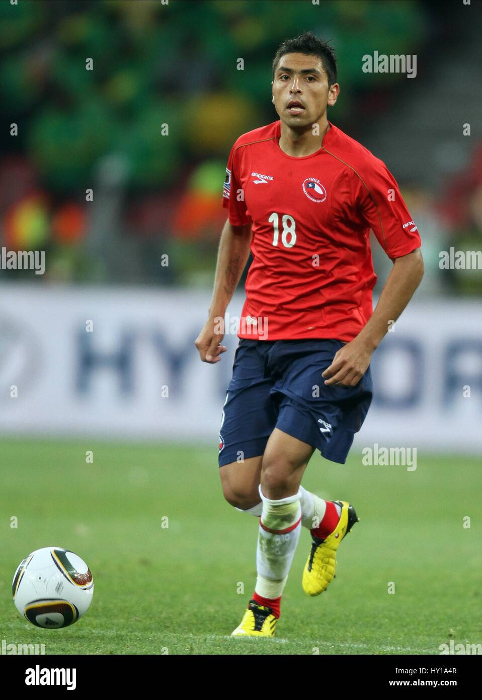 GONZALO JARA CHILE & WEST BROMWICH ALBION FC CHILE & WEST BROMWICH ALBION NELSON MANDELA BAY STADION PORT ELIZABETH SOUTH AFRI Stockfoto