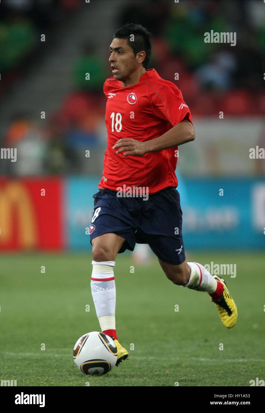 GONZALO JARA CHILE & WEST BROMWICH ALBION FC CHILE & WEST BROMWICH ALBION NELSON MANDELA BAY STADION PORT ELIZABETH SOUTH AFRI Stockfoto