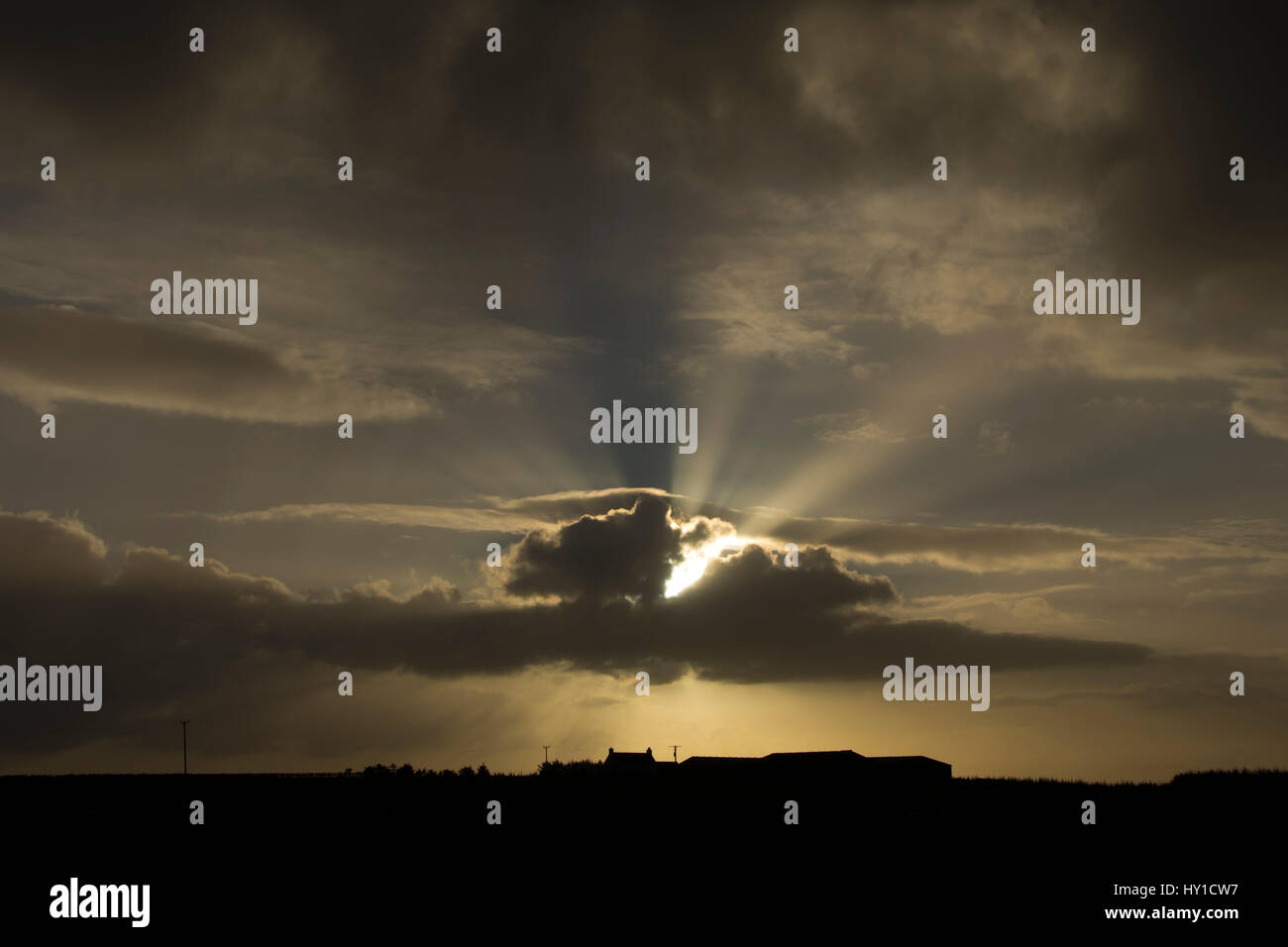 Wolken und Sonnenstrahlen bei Scarfskerry, Caithness, Schottland, UK Stockfoto