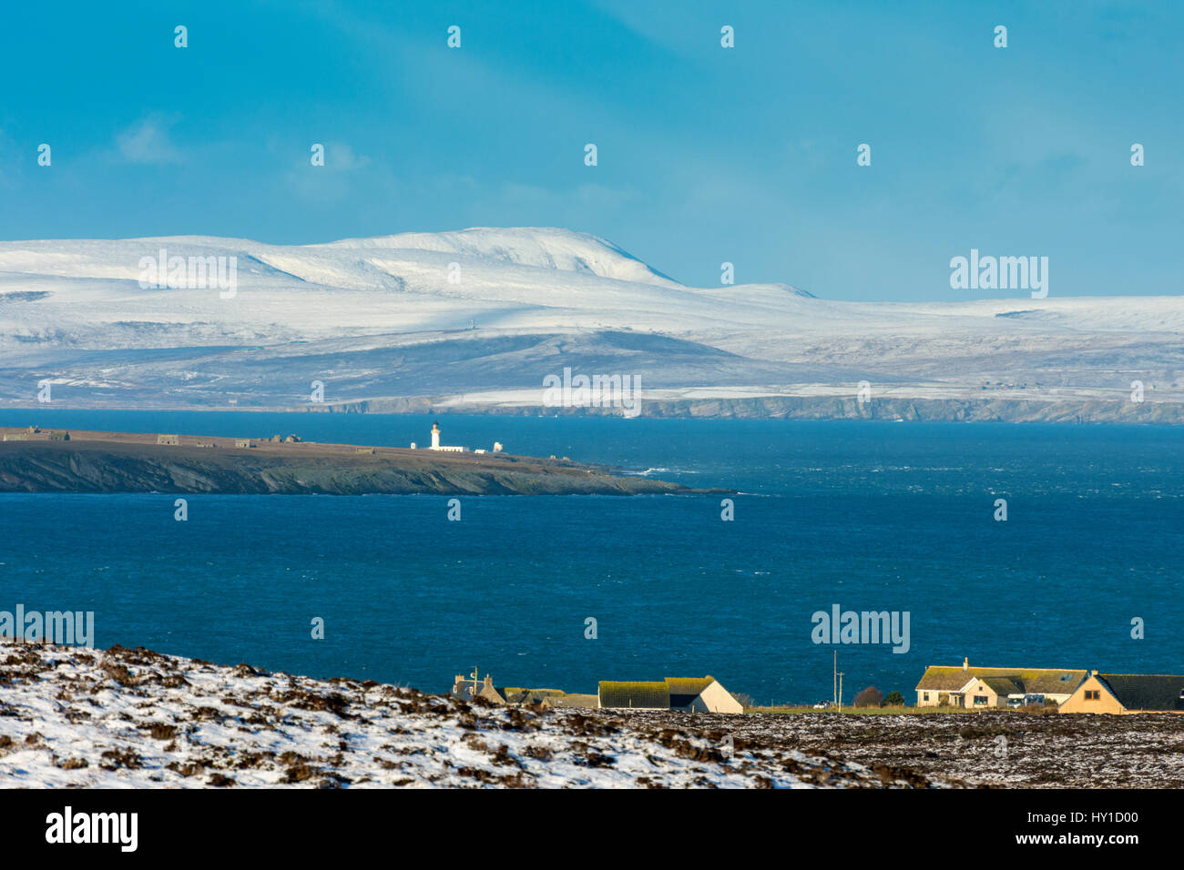 Hoy in den Orkney-Inseln und den Leuchtturm auf der Insel Stroma von Duncansby Head, in der Nähe von John o' Groats, Caithness, Schottland, UK. Stockfoto
