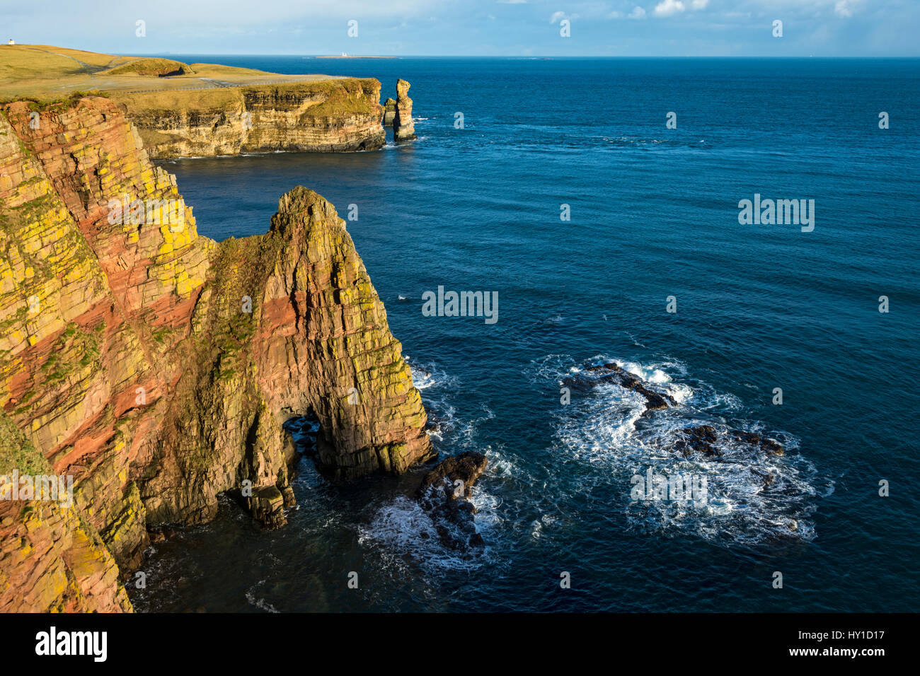 Die Thirle Tür Felsbogen und die Knie Meer Stapeln, Duncansby Head, in der Nähe von John o' Groats, Caithness, Schottland Stockfoto