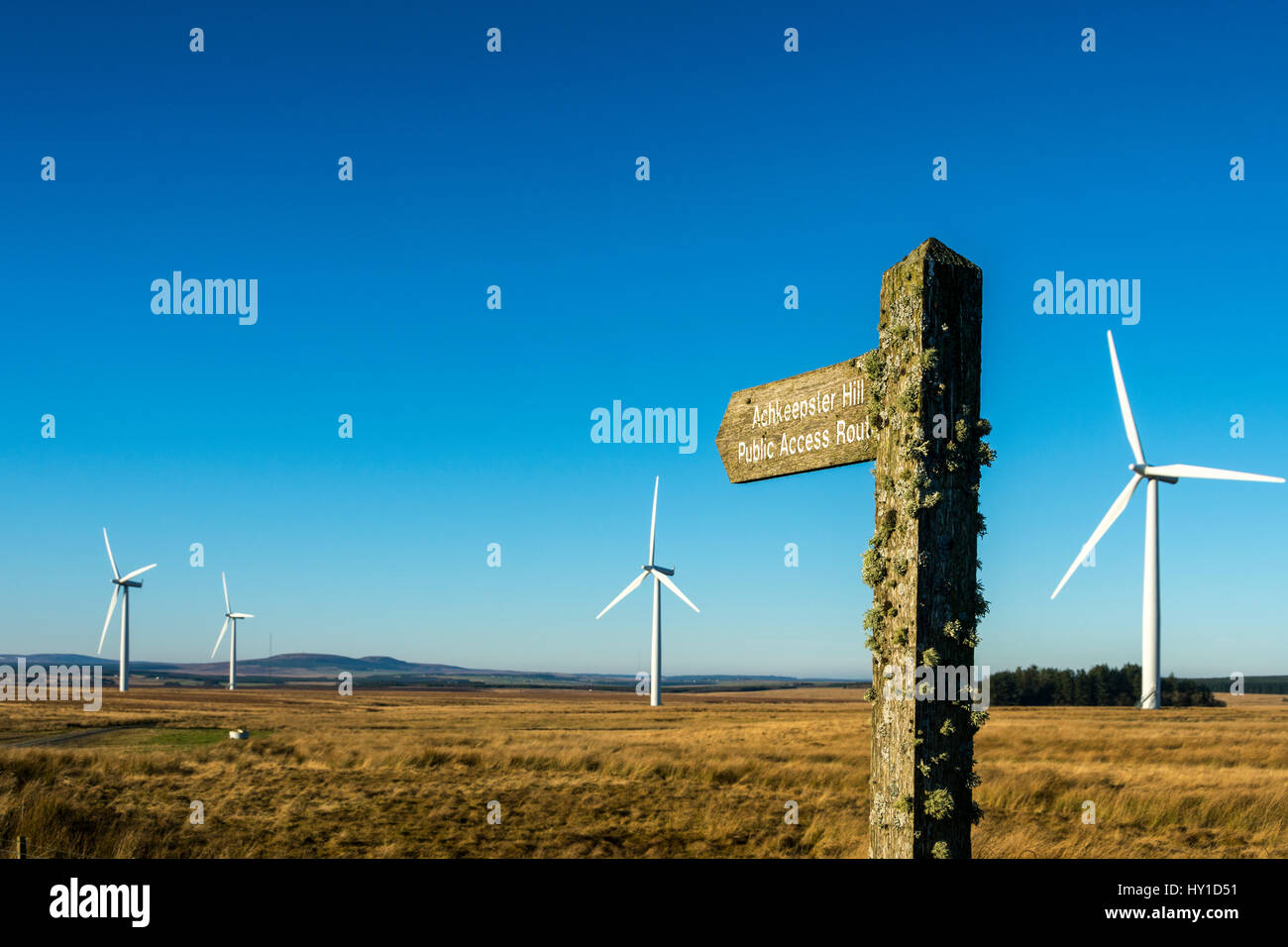 Wanderweg-Zeichen auf der Causeymire Wind Farm, in der Nähe von Thurso, Caithness, Schottland, UK Stockfoto