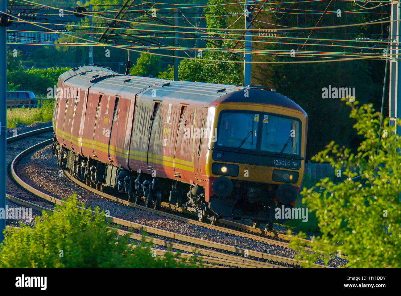 EWS-Klasse 325 325014 in Royal Mail-Lackierung auf der West Coast Main Line an Winwick Kreuzung gesehen. Stockfoto