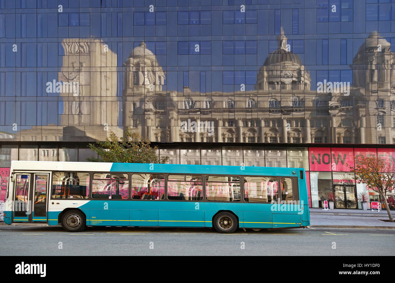 Arriva Bus mit Reflexion des Mersey Docks und Hafen Firmengebäudes im Neubaugebiet Mann Insel. Stockfoto