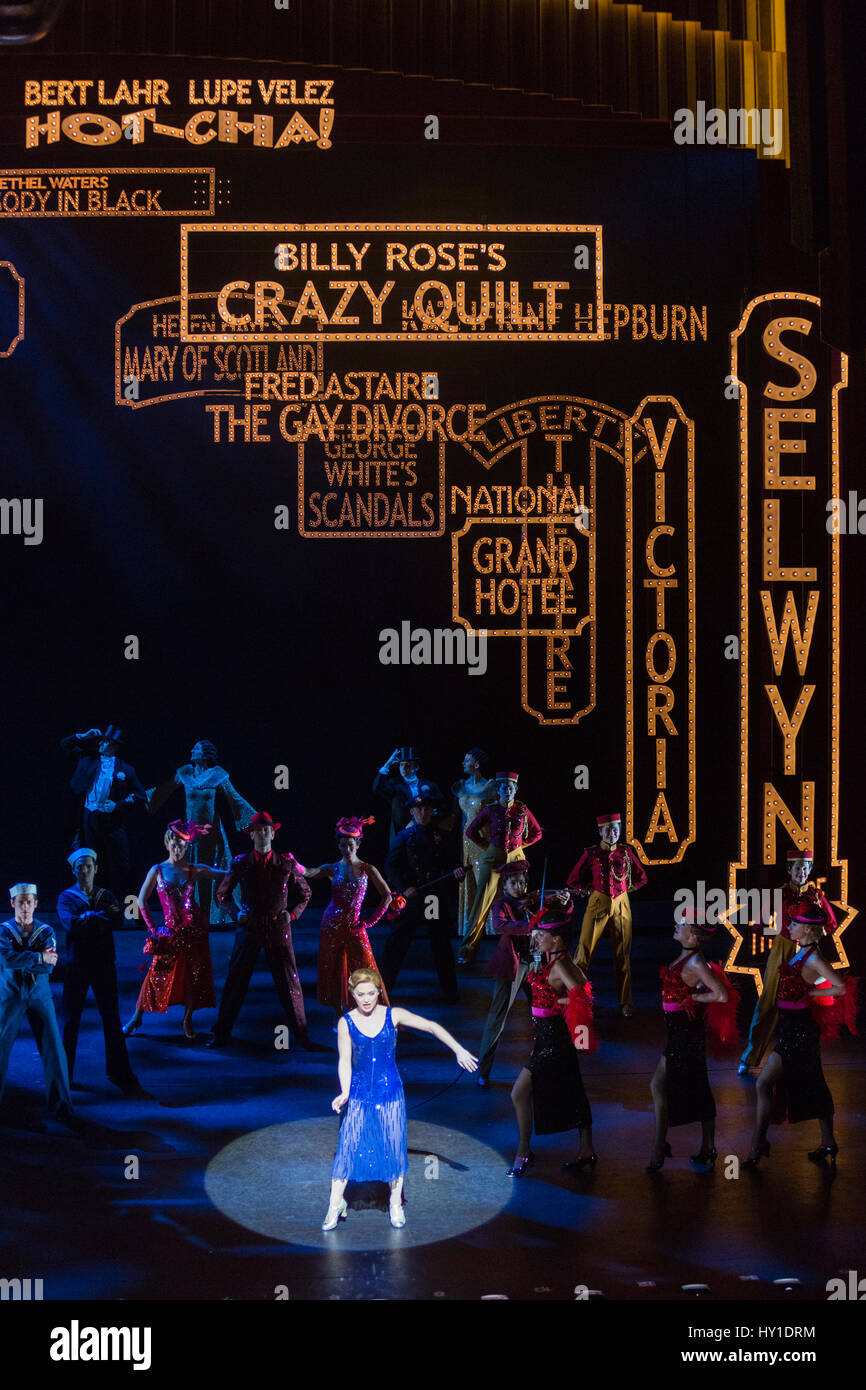 Fototermin für die musikalische 42nd Street im Theatre Royal Drury Lane. Das Musical bietet eine Punktzahl von Harry Warren und Al Dubin und Buch von Michael Stewart und Mark Bramble und basiert auf dem gleichnamigen Roman von Bradford Seile und anschließende 1933 Hollywood-Verfilmung des gleichnamigen. Diese neue Produktion wird unter der Regie von Mark Bramble, von Randy Skinner choreographiert und szenische Gestaltung von Douglas W Schmidt und Kostüm-Design von Roger Kirk präsentiert. Darsteller: Sheena Easton (Dorothy Brock), Tom Lister (Julian Marsh), Clare Halse (Peggy Sawyer), Jasna Ivir (Maggie Jones), Norman Bowman (Pat Denn Stockfoto