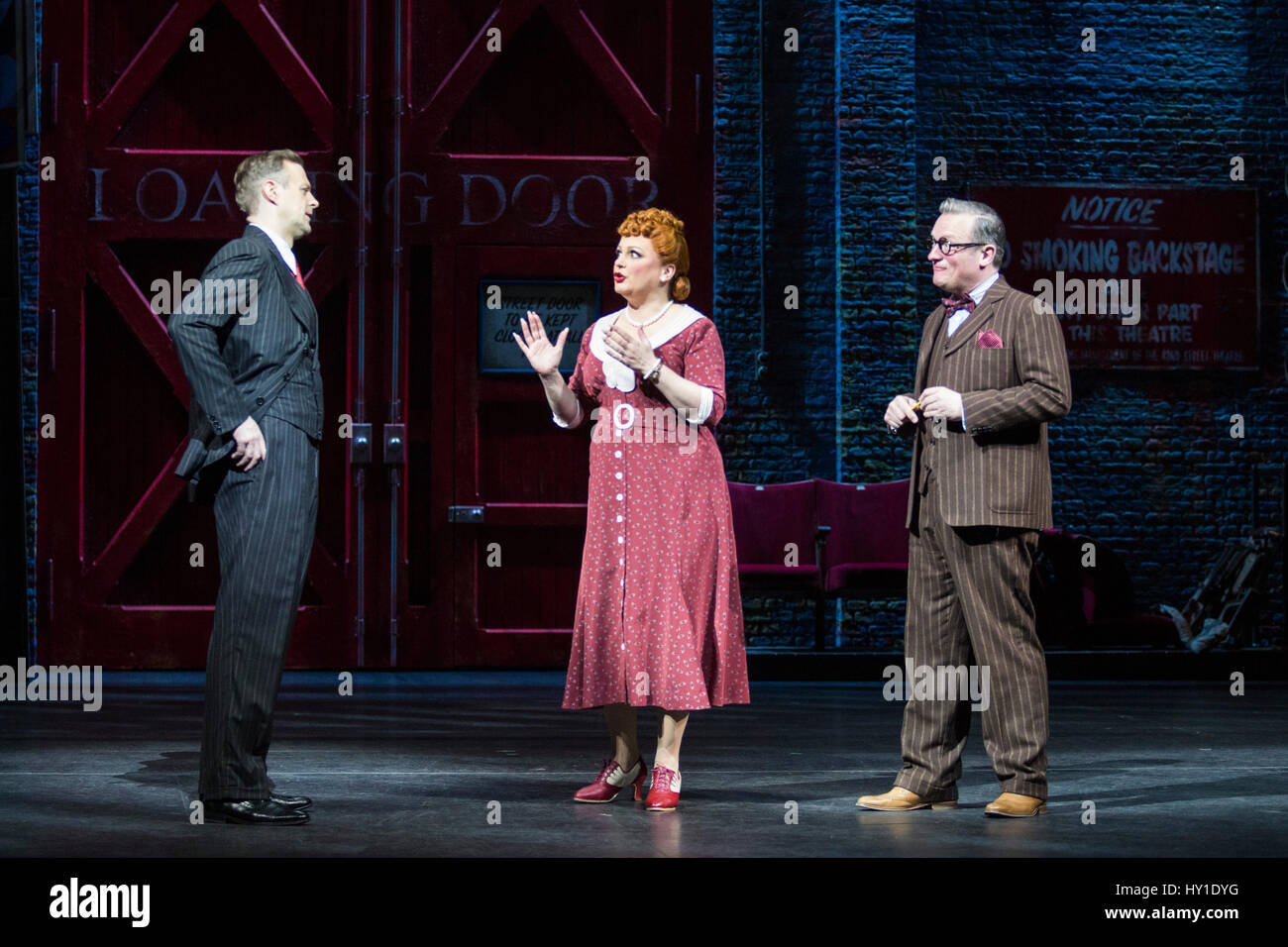 Fototermin für die musikalische 42nd Street im Theatre Royal Drury Lane. Das Musical bietet eine Punktzahl von Harry Warren und Al Dubin und Buch von Michael Stewart und Mark Bramble und basiert auf dem gleichnamigen Roman von Bradford Seile und anschließende 1933 Hollywood-Verfilmung des gleichnamigen. Diese neue Produktion wird unter der Regie von Mark Bramble, von Randy Skinner choreographiert und szenische Gestaltung von Douglas W Schmidt und Kostüm-Design von Roger Kirk präsentiert. Darsteller: Sheena Easton (Dorothy Brock), Tom Lister (Julian Marsh), Clare Halse (Peggy Sawyer), Jasna Ivir (Maggie Jones), Norman Bowman (Pat Denn Stockfoto