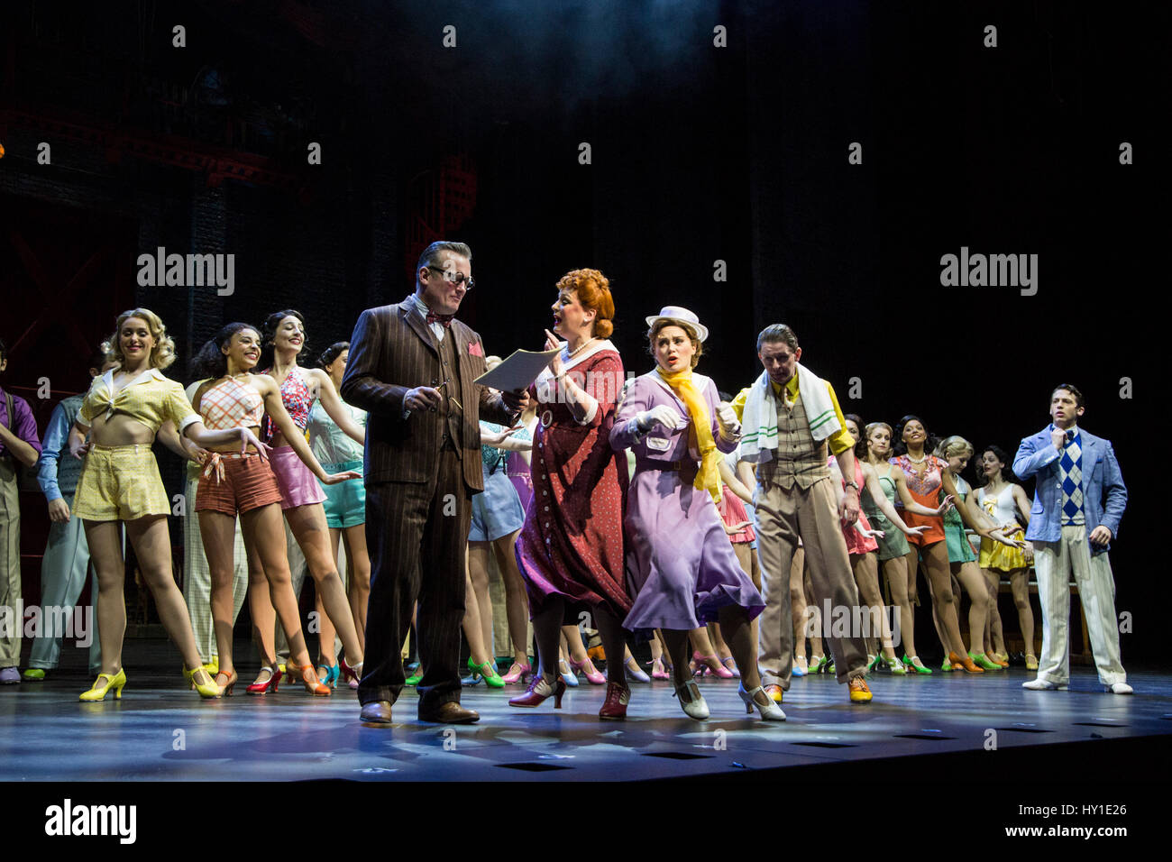 Fototermin für die musikalische 42nd Street im Theatre Royal Drury Lane. Das Musical bietet eine Punktzahl von Harry Warren und Al Dubin und Buch von Michael Stewart und Mark Bramble und basiert auf dem gleichnamigen Roman von Bradford Seile und anschließende 1933 Hollywood-Verfilmung des gleichnamigen. Diese neue Produktion wird unter der Regie von Mark Bramble, von Randy Skinner choreographiert und szenische Gestaltung von Douglas W Schmidt und Kostüm-Design von Roger Kirk präsentiert. Darsteller: Sheena Easton (Dorothy Brock), Tom Lister (Julian Marsh), Clare Halse (Peggy Sawyer), Jasna Ivir (Maggie Jones), Norman Bowman (Pat Denn Stockfoto