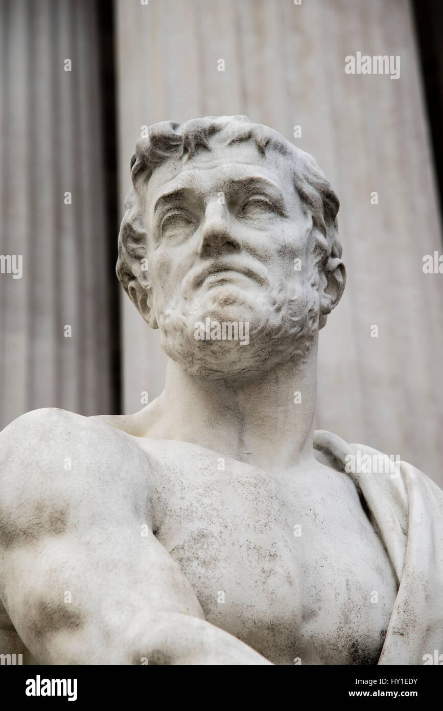 Eine Nahaufnahme von eine griechische Marmorstatue außerhalb des österreichischen Parlaments in Wien Österreich. Stockfoto Eine Nahaufnahme von eine griechische Marmorstatue außerhalb des österreichischen Parlaments in Wien Österreich. Stockfoto