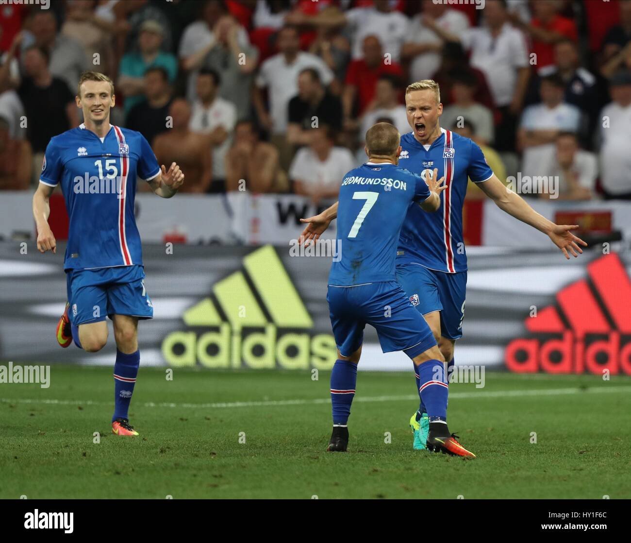 JON DAOI BOOVARSSON JOHANN GU ENGLAND V Island EURO 2016 R STADE DE NICE Nizza Frankreich 27. Juni 2016 Stockfoto